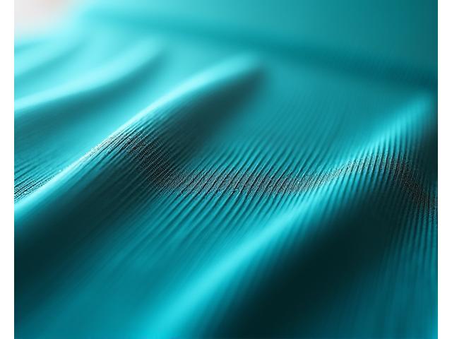 Primo piano di un tessuto tecnico per l'abbigliamento, con un focus sulle proprietà di traspirabilità e resistente agli odori, in un contesto dinamico di movimento.